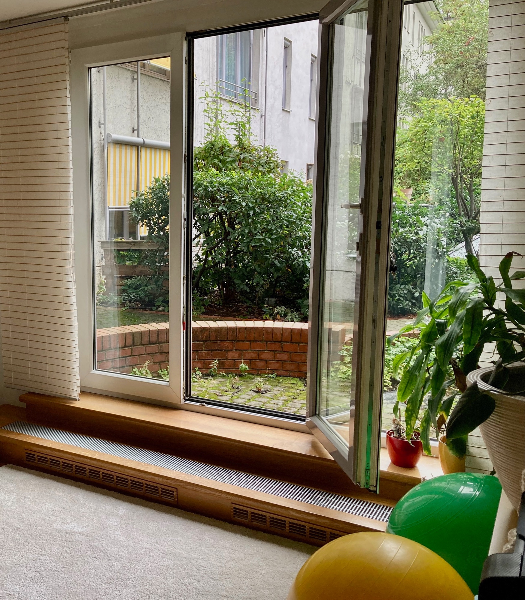 2 Therapieräume mit Blick in begrünten Innenhof