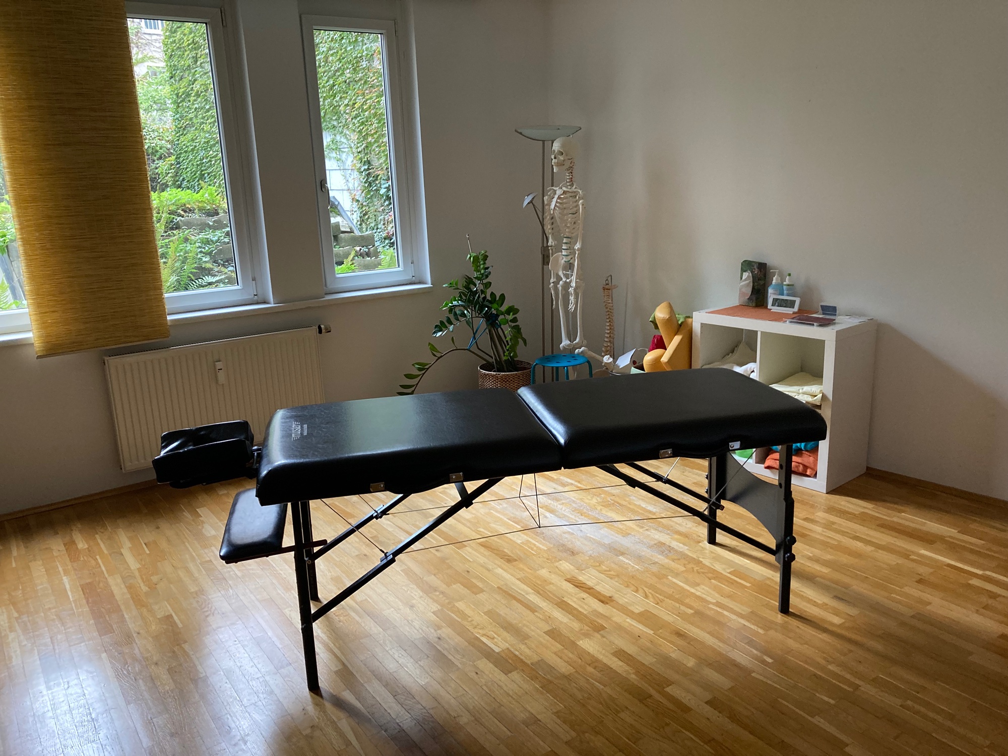 2 Therapieräume mit Blick in begrünten Innenhof
