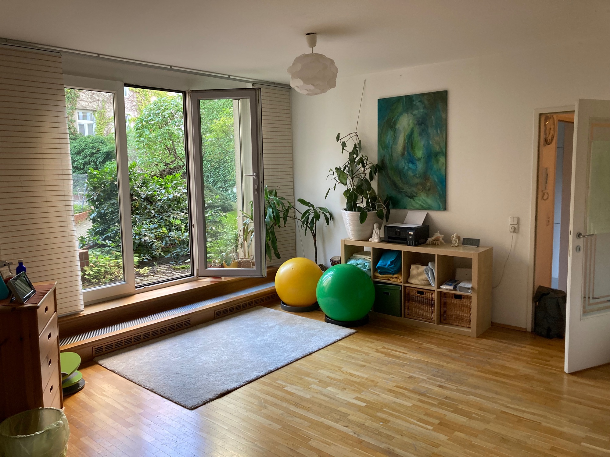 2 Therapieräume mit Blick in begrünten Innenhof