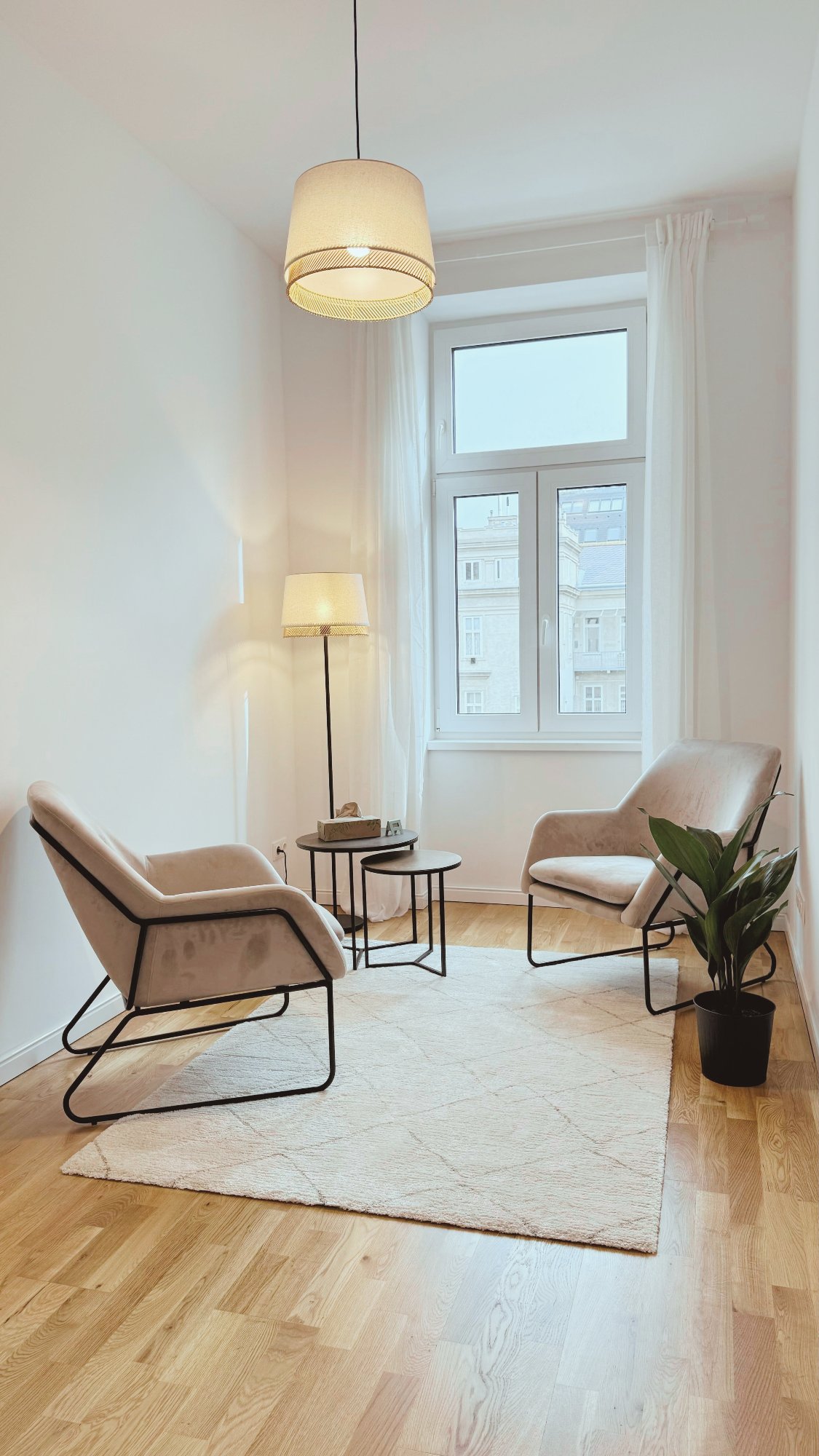 Praxis für Psychotherapie, Beratung und Körperarbeit - renoviert, hell & freundlich.