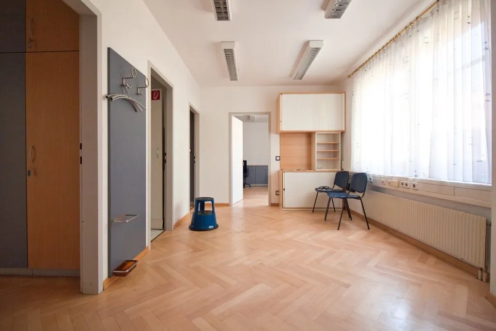 Büro/Ordination 153 m² mit fünf Einzelräumen und großem Mehrzweckraum, 1130 Wien