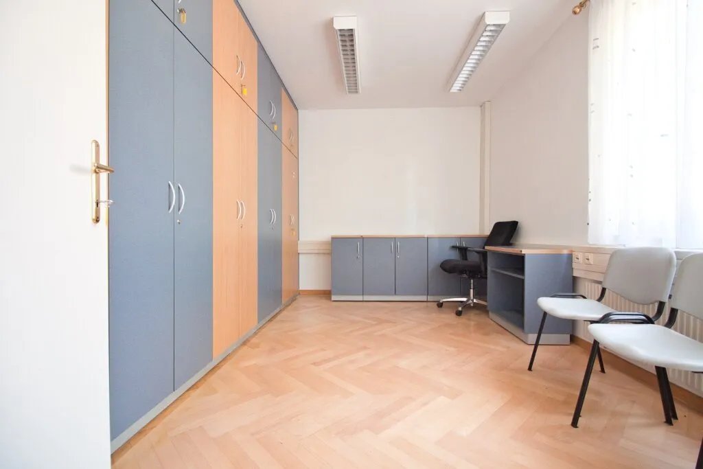 Büro/Ordination 153 m² mit fünf Einzelräumen und großem Mehrzweckraum, 1130 Wien