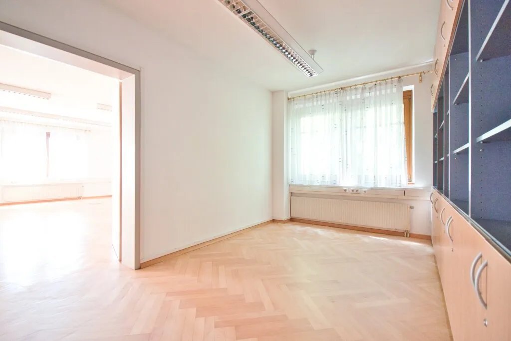 Büro/Ordination 153 m² mit fünf Einzelräumen und großem Mehrzweckraum, 1130 Wien