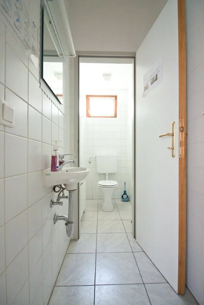 Büro/Ordination 153 m² mit fünf Einzelräumen und großem Mehrzweckraum, 1130 Wien