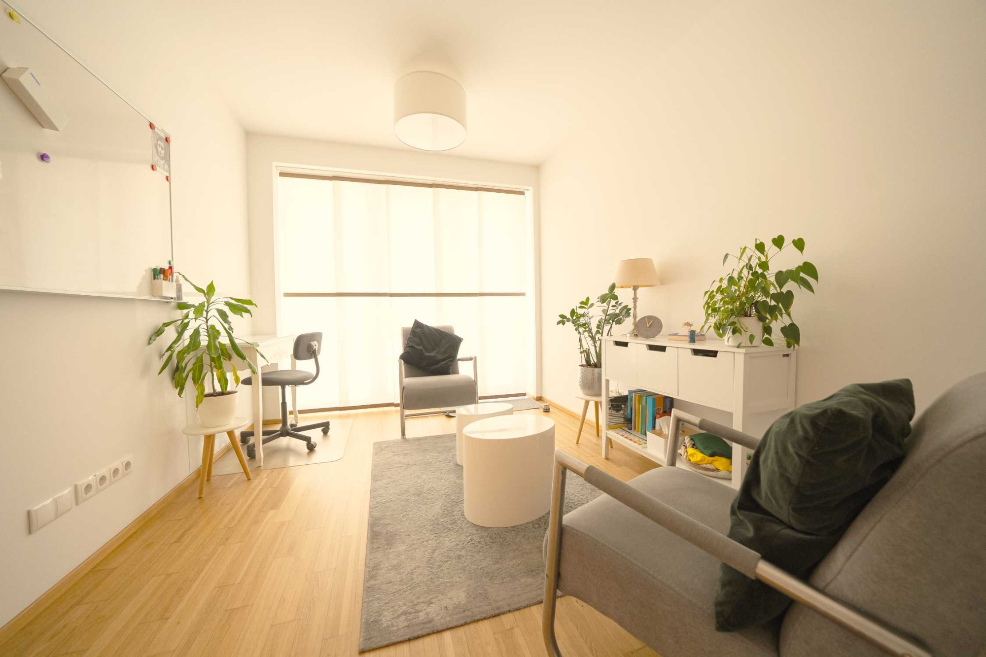 Ankommen. Arbeiten. Alles vorbereitet. Premium-Therapieräume in Gemeinschaftspraxis Wien 1140.