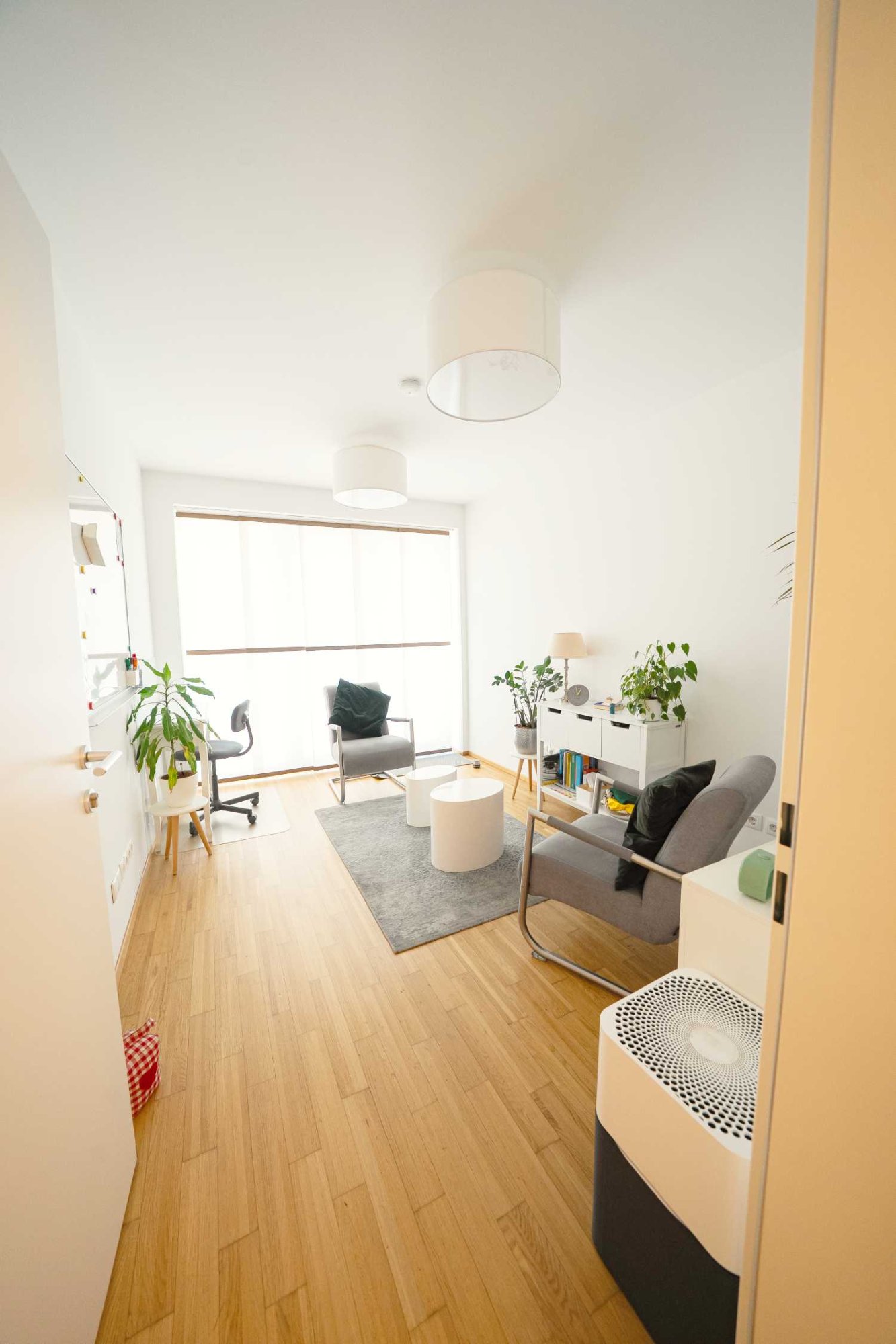Ankommen. Arbeiten. Alles vorbereitet. Premium-Therapieräume in Gemeinschaftspraxis Wien 1140.